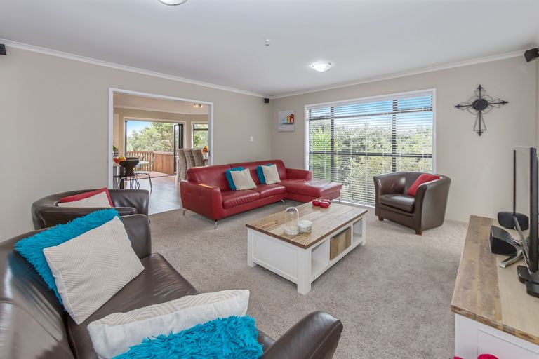 Photo of property in 9 Kingtide Place, Red Beach, 0932