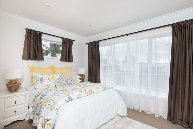 Photo of property in 39 Royal View Road, Te Atatu South, Auckland, 0610