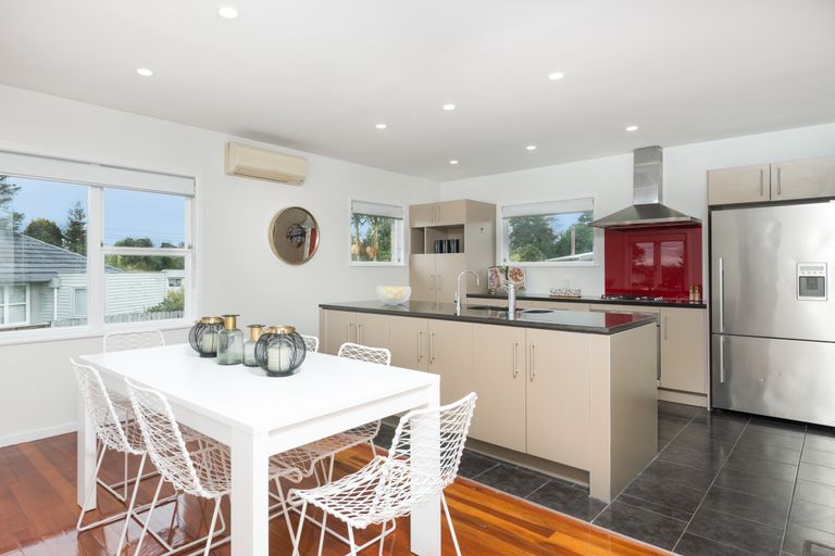 Photo of property in 39 Royal View Road, Te Atatu South, Auckland, 0610