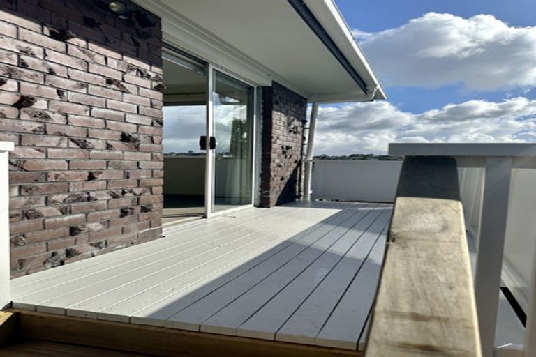 Photo of property in 2/51 Shanaway Rise, Hillcrest, Auckland, 0627