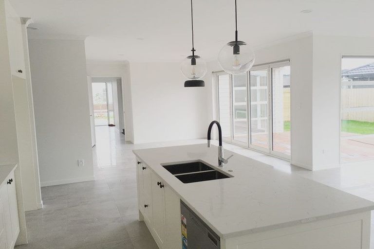 Photo of property in 7 Aporo Drive, Kumeu, 0810