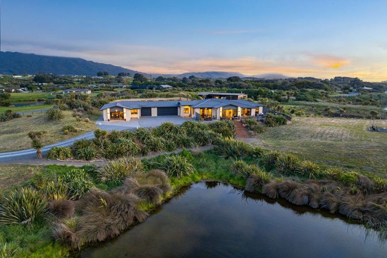 Photo of property in 37 Pingao Lane, Peka Peka, Waikanae, 5391