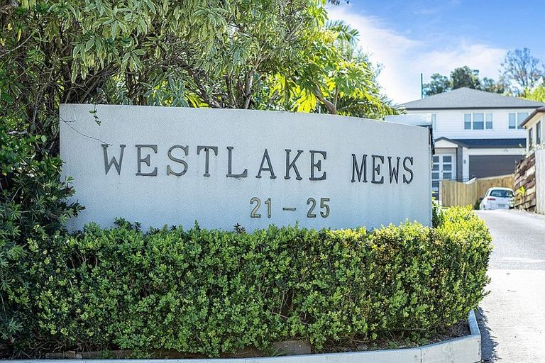 Photo of property in 2/23 Wairau Road, Forrest Hill, Auckland, 0627