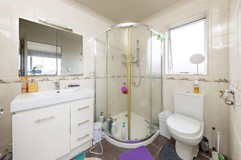 Photo of property in 2 Senator Drive, Manurewa, Auckland, 2105