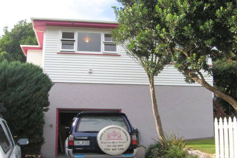 Photo of property in 30 Kiwi Crescent, Tawa, Wellington, 5028