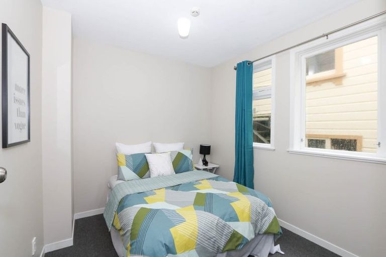 Photo of property in 70 Kelburn Parade, Kelburn, Wellington, 6012