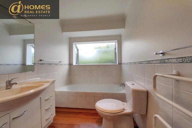 Photo of property in 127 Gossamer Drive, Pakuranga Heights, Auckland, 2010