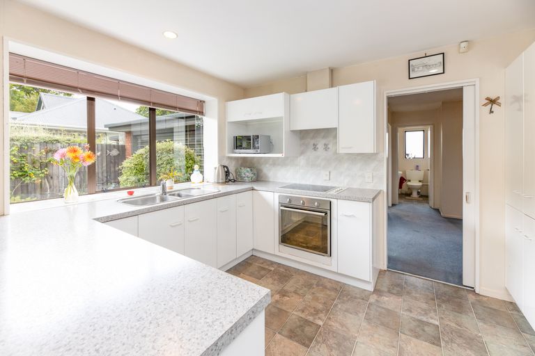 Photo of property in 2/215 Memorial Avenue, Burnside, Christchurch, 8053