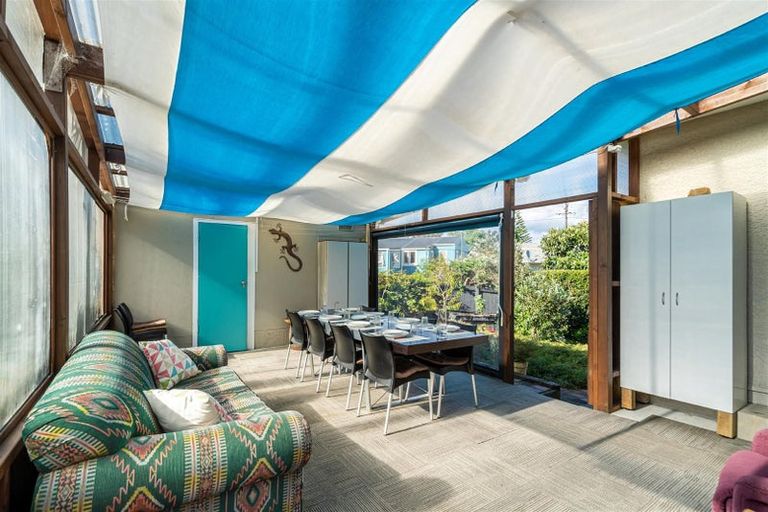 Photo of property in 1 Lavelle Road, Henderson, Auckland, 0612