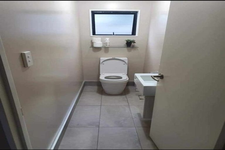 Photo of property in 2/10 Sevilla Place, Unsworth Heights, Auckland, 0632