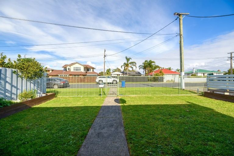 Photo of property in 3/1 Tawa Road, Te Atatu Peninsula, Auckland, 0610