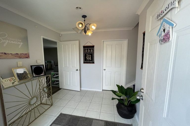 Photo of property in 25 Chadlington Avenue, Henderson, Auckland, 0612
