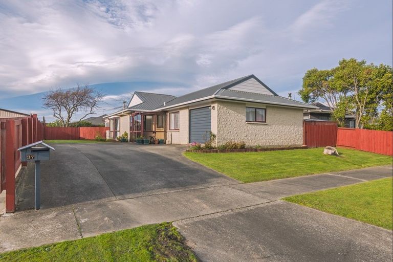 Photo of property in 37 Peppertree Glade, Kelvin Grove, Palmerston North, 4414