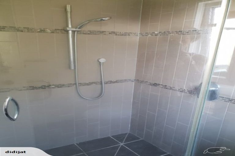 Photo of property in 2/17 College Road, Northcote, Auckland, 0627