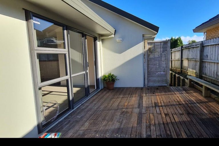 Photo of property in 11 Eske Place, Highland Park, Auckland, 2010