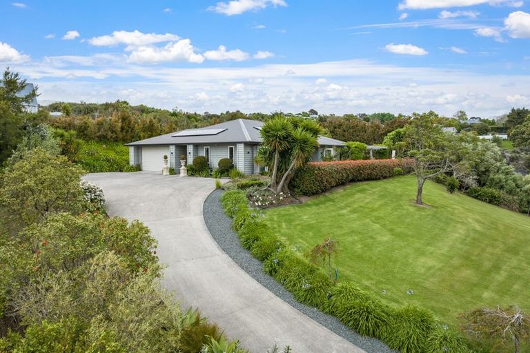 Photo of property in 35 Hobbs Road, Matakatia, Whangaparaoa, 0930