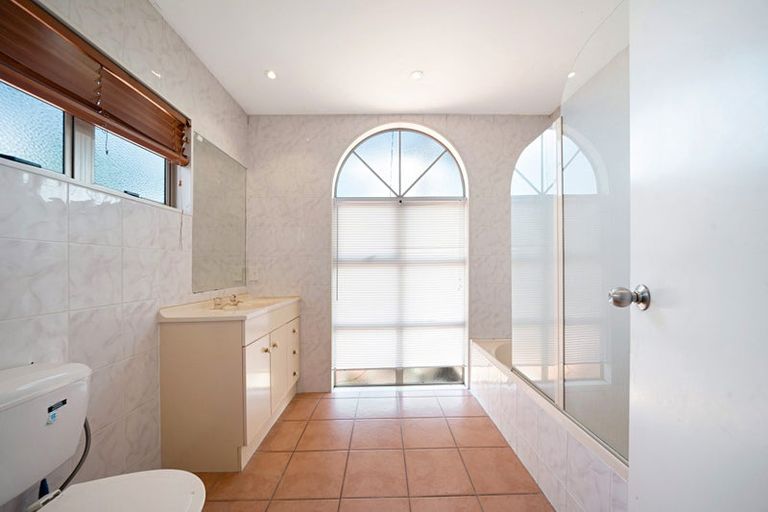 Photo of property in 10 San Fernando Way, Henderson, Auckland, 0612