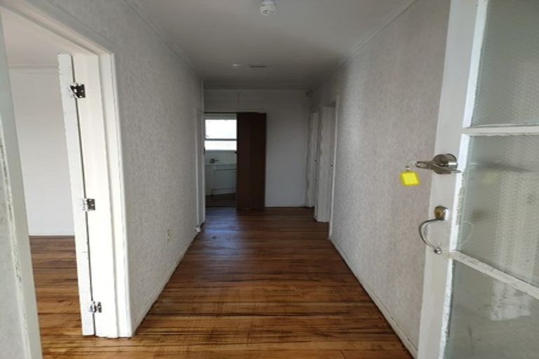 Photo of property in 25 Raglan Street, Mangere East, Auckland, 2024