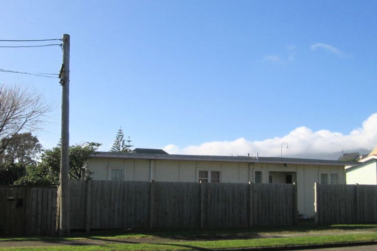 Photo of property in 7 Hughes Street, Waikanae Beach, Waikanae, 5036