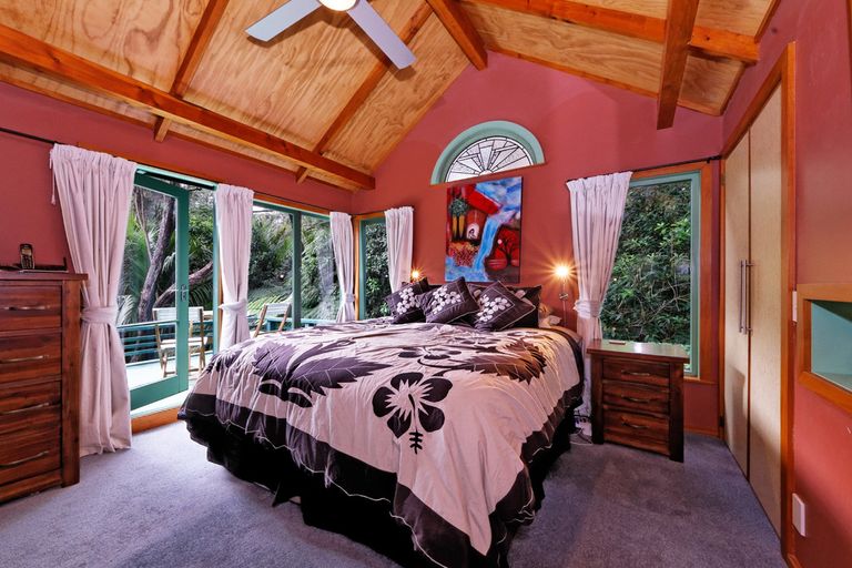 Photo of property in 6 Cochran Road, Oratia, Auckland, 0604