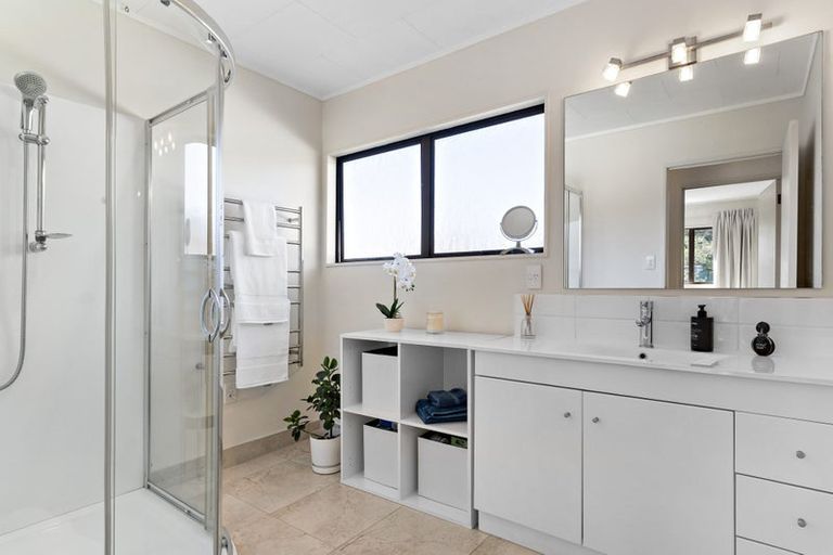 Photo of property in 2/102 Manhattan Heights, Glendene, Auckland, 0602