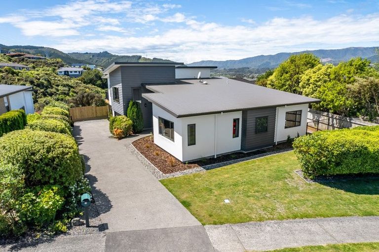 Photo of property in 14 Cosgrove Rise, Riverstone Terraces, Upper Hutt, 5018