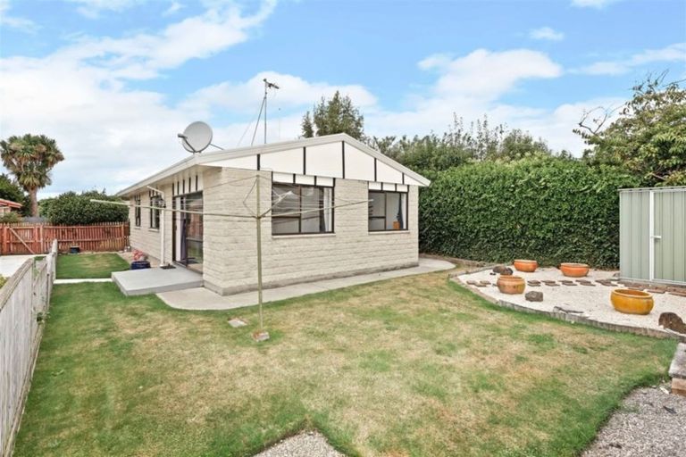Photo of property in 2/92c Englefield Road, Northwood, Christchurch, 8051