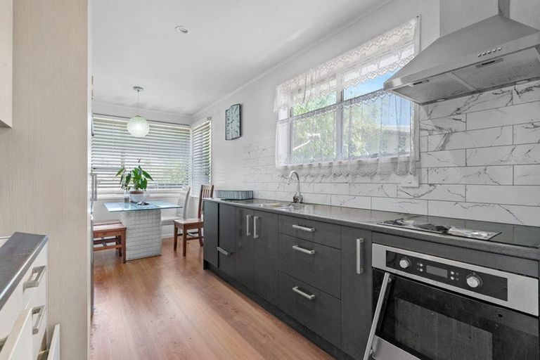 Photo of property in 30 Staverton Crescent, Mangere, Auckland, 2022