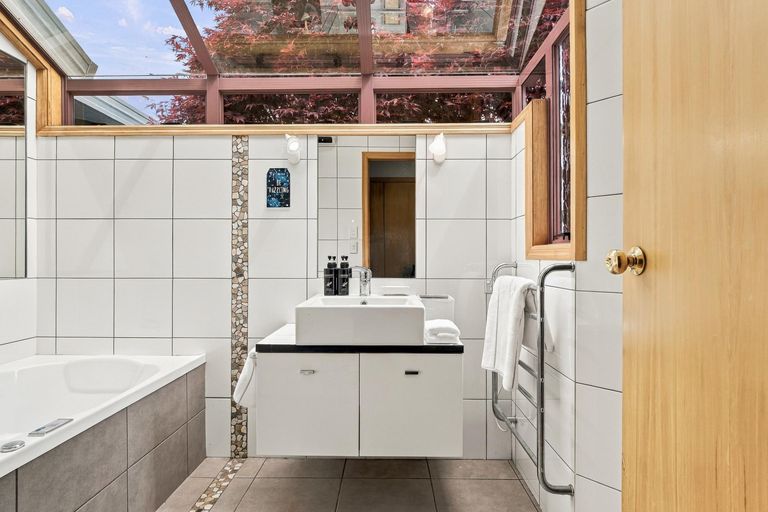 Photo of property in 12 Clare Street, Cambridge, 3434
