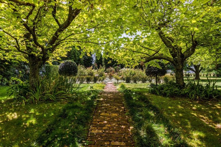 Photo of property in 48 Kairau Road West, Sentry Hill, New Plymouth, 4373