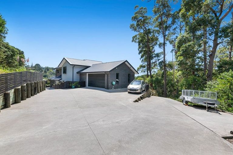 Photo of property in 8 Roberts Road, Matakatia, Whangaparaoa, 0930