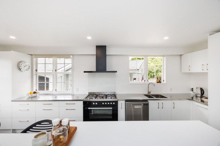 Photo of property in 4 Chilton Grove, Hokowhitu, Palmerston North, 4410