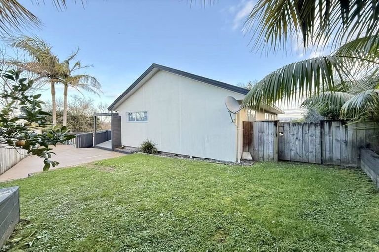 Photo of property in 13 Van Dyke Place, West Harbour, Auckland, 0618