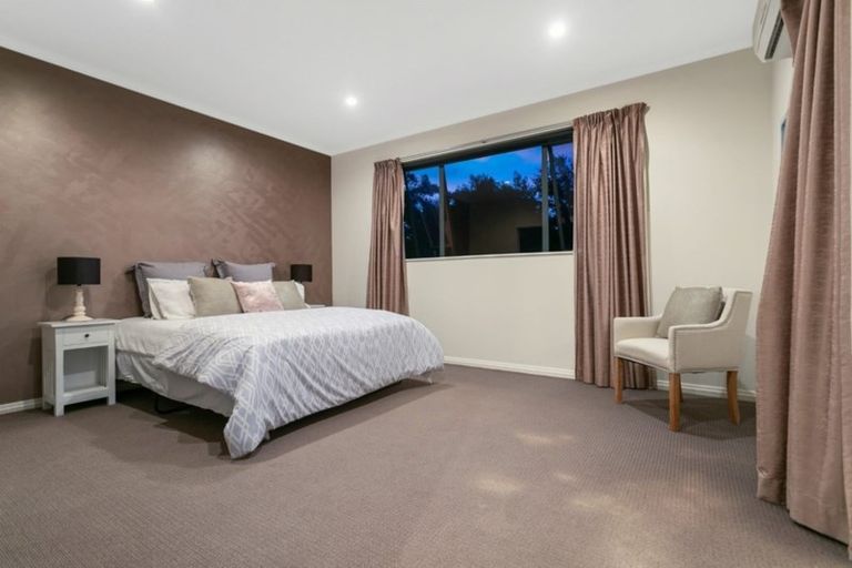 Photo of property in 19 Springvale Drive, Fairview Heights, Auckland, 0632