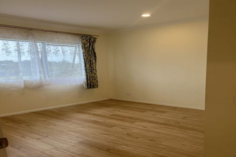 Photo of property in 12 Te Awa Place, Red Beach, 0932