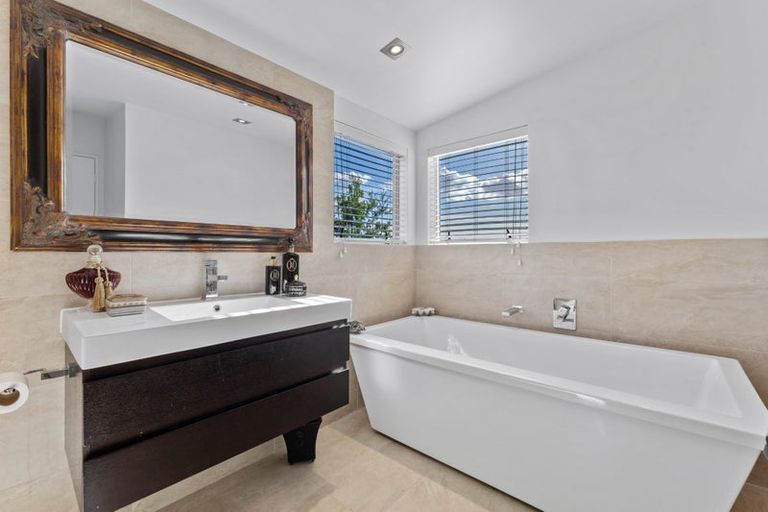 Photo of property in 1/19 Heathcote Road, Castor Bay, Auckland, 0620