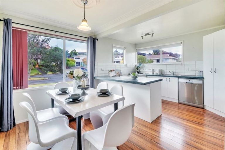 Photo of property in 11 South Pacific Place, Henderson, Auckland, 0612