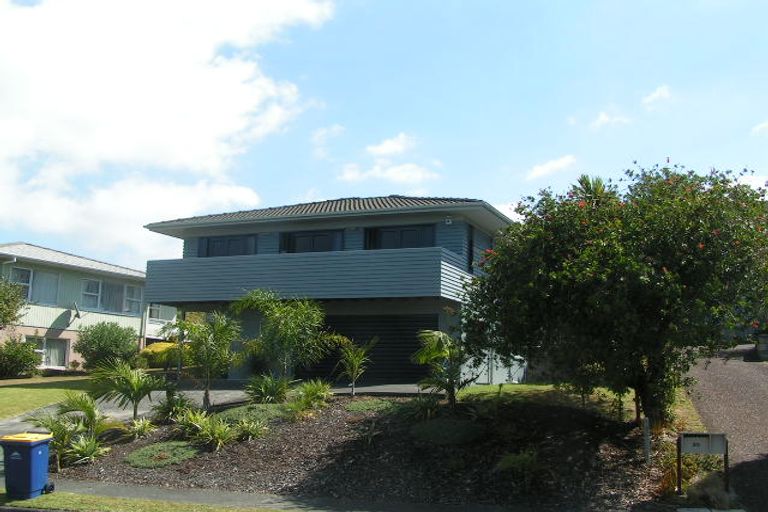 Photo of property in 18 Ravenwood Drive, Forrest Hill, Auckland, 0620