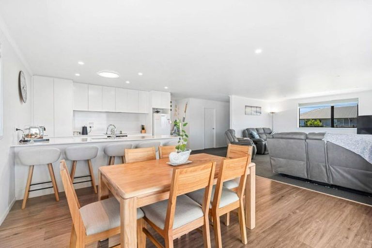 Photo of property in 9 Kahukaka Road, One Tree Point, 0118