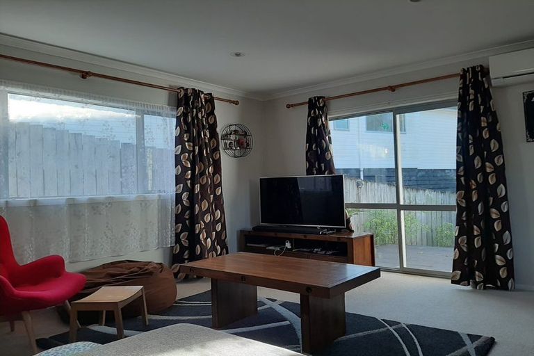 Photo of property in 60b Cyclarama Crescent, Massey, Auckland, 0614