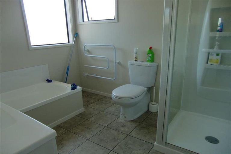 Photo of property in 15 Heta Road, Highlands Park, New Plymouth, 4312