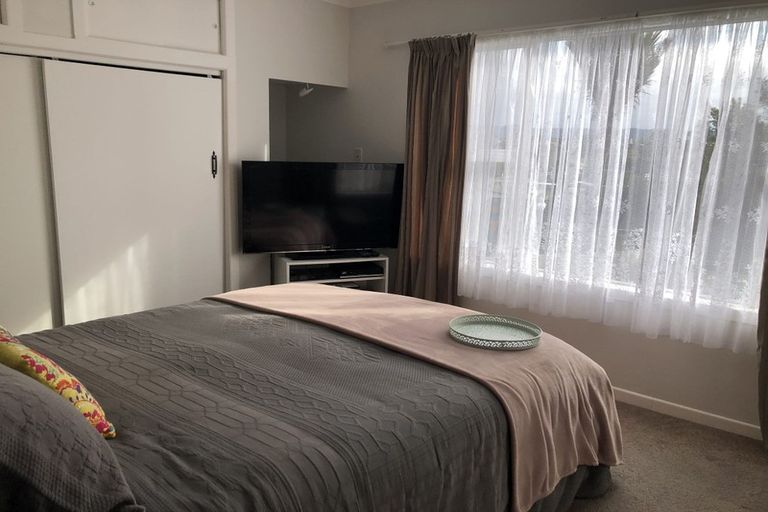 Photo of property in 11 Castaing Crescent, Te Atatu South, Auckland, 0610