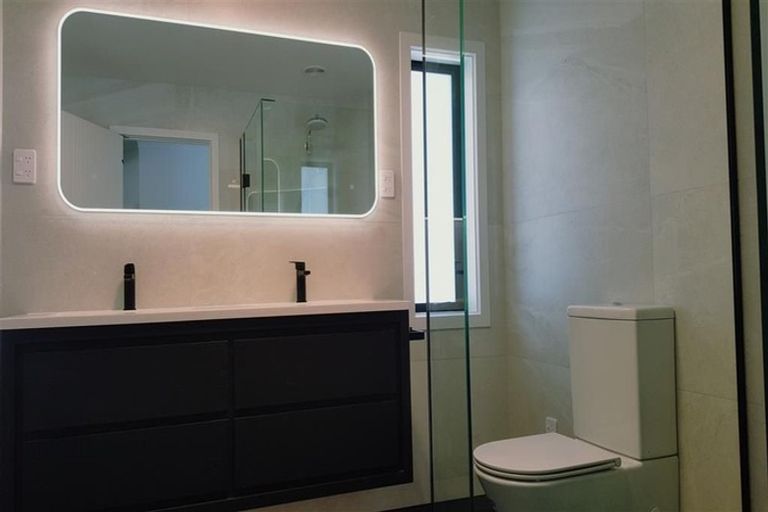 Photo of property in 8 Newport Place, Forrest Hill, Auckland, 0620