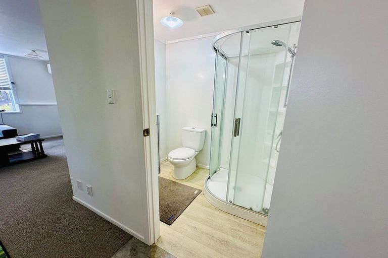 Photo of property in 11 Roberts Road, Glenfield, Auckland, 0629