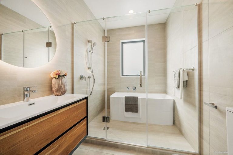 Photo of property in 31 Matahae Crescent, Wainui, 0932