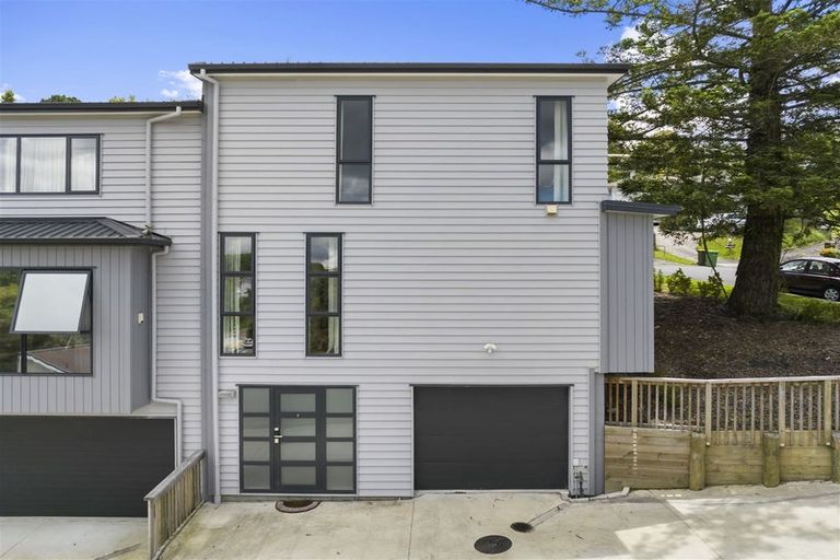 Photo of property in 1/4 Mcquoid Place, Glenfield, Auckland, 0629