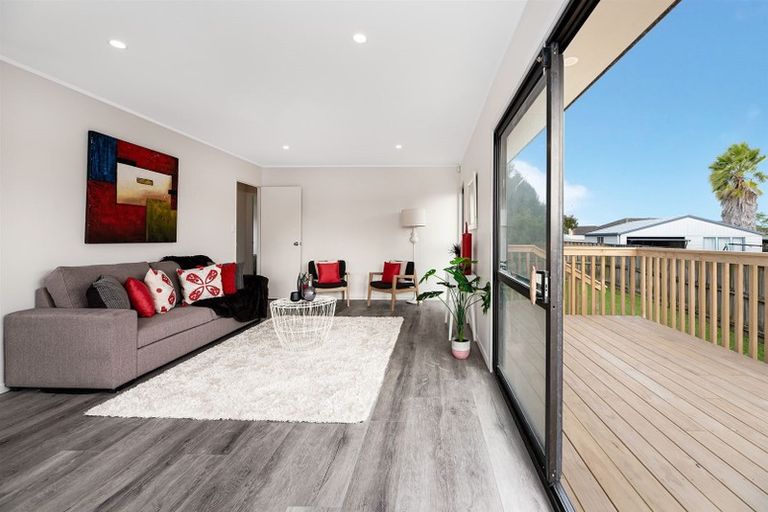 Photo of property in 2/24 Bernina Place, Weymouth, Auckland, 2103