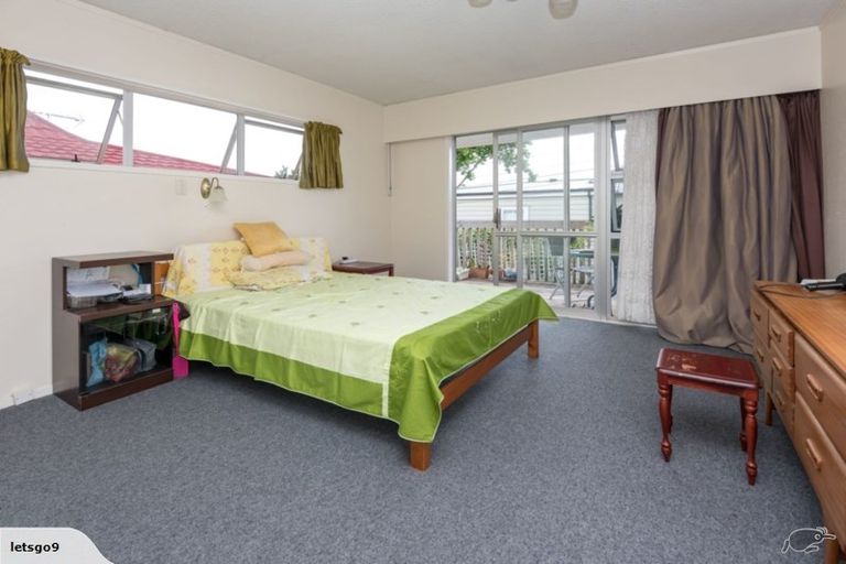 Photo of property in 2/62 Uxbridge Road, Mellons Bay, Auckland, 2014
