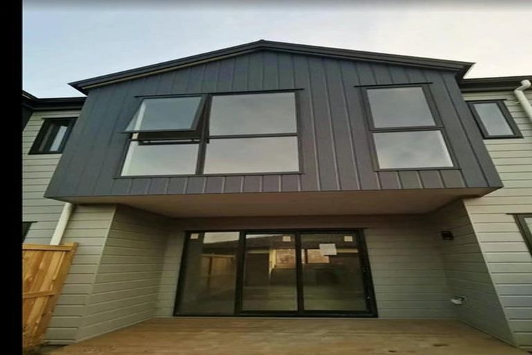 Photo of property in 10e Roberts Road, Te Atatu South, Auckland, 0610