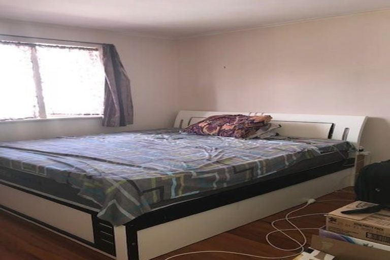 Photo of property in 2 Springside Place, New Lynn, Auckland, 0600